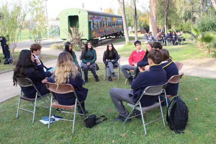 Más de 200 Estudiantes de distintos colegios de RM debatieron sobre democracia, redes sociales y desinformación en encuentro interescolar Más de 200 Estudiantes de distintos colegios de RM debatieron sobre democracia, redes sociales y desinformación en encuentro interescolar