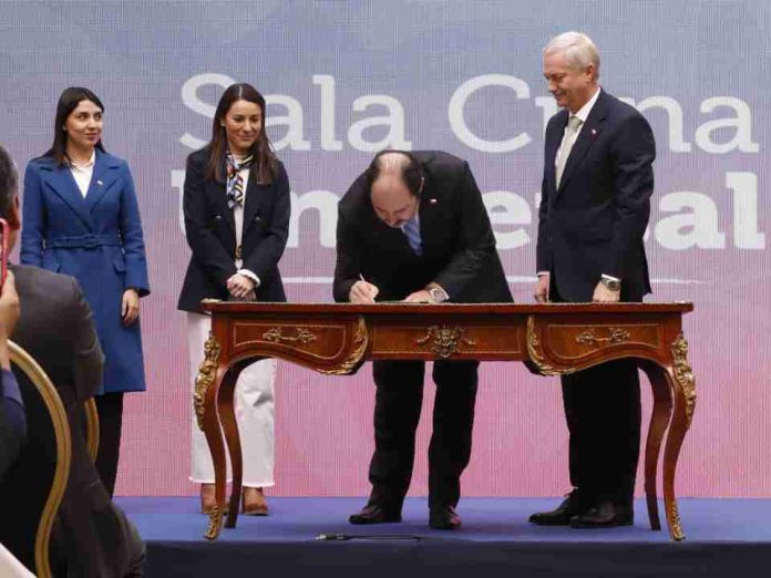 Ministro Rau participa de firma de las indicaciones al proyecto de Sala Cuna Universal Ministro Rau participa de firma de las indicaciones al proyecto de Sala Cuna Universal