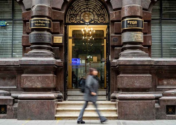 Nuevo revés para deudores CAE: Corte de Valparaíso ratifica legalidad de embargos de TGR Nuevo revés para deudores CAE: Corte de Valparaíso ratifica legalidad de embargos de TGR