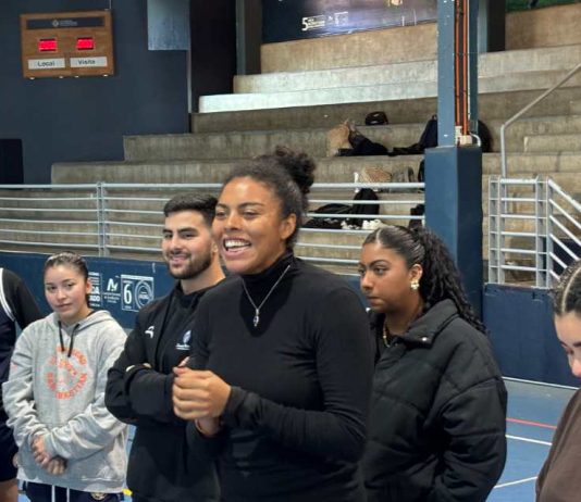 Primera chilena en la WNBA inspiró a estudiantes de la USS y escolares del Biobío con una charla y clínica deportiva