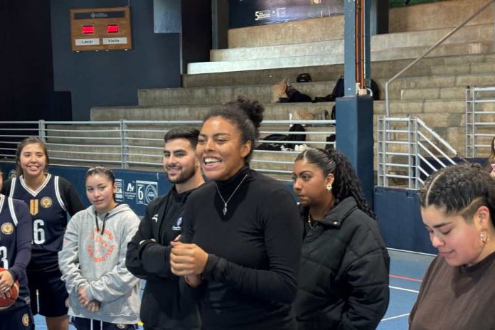 Primera chilena en la WNBA inspiró a estudiantes de la USS y escolares del Biobío con una charla y clínica deportiva