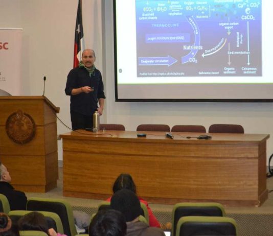 Académico de la Universidad de Colorado Boulder expuso sobre procesos biogeoquímicos en la Corriente de Humboldt en la UCSC Académico de la Universidad de Colorado Boulder expuso sobre procesos biogeoquímicos en la Corriente de Humboldt en la UCSC