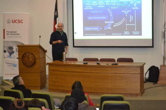 Académico de la Universidad de Colorado Boulder expuso sobre procesos biogeoquímicos en la Corriente de Humboldt en la UCSC Académico de la Universidad de Colorado Boulder expuso sobre procesos biogeoquímicos en la Corriente de Humboldt en la UCSC