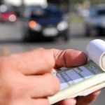 Atención micreros y automovilistas: ¿A qué multas se exponen por mojar a un peatón?