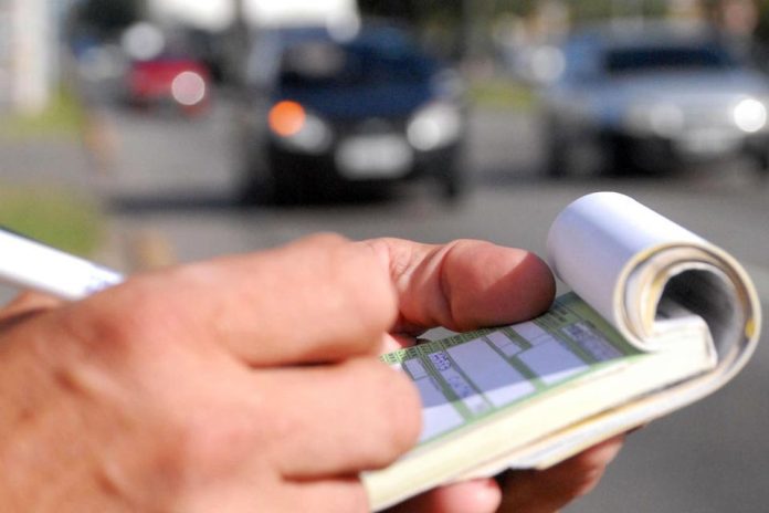 Atención micreros y automovilistas: ¿A qué multas se exponen por mojar a un peatón?