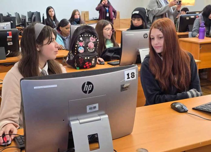 CERCA DE 15 MIL ESTUDIANTES DEL BIOBÍO PARTICIPARÁN EN LA ENCUESTA JUVENTUD Y BIENESTAR 2026 CERCA DE 15 MIL ESTUDIANTES DEL BIOBÍO PARTICIPARÁN EN LA ENCUESTA JUVENTUD Y BIENESTAR 2026
