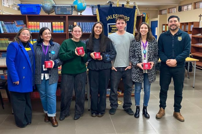 Campaña estudiantil permite llevar más de 350 libros a comunidades educativas de Santiago