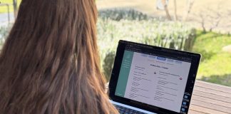 Chilenos en el extranjero “hacen patria” como tutores educativos online