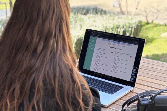 Chilenos en el extranjero “hacen patria” como tutores educativos online