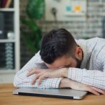 El costo de la presión: Por qué el 41% del talento en Chile ha buscado un segundo empleo ante la crisis del costo de vida