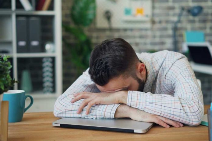 El costo de la presión Por qué el 41% del talento en Chile ha buscado un segundo empleo ante la crisis del costo de vida El costo de la presión: Por qué el 41% del talento en Chile ha buscado un segundo empleo ante la crisis del costo de vida