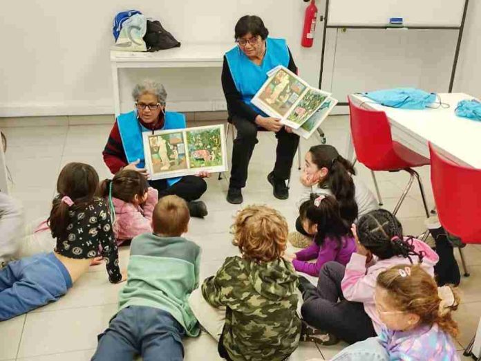Exitosa iniciativa intergeneracional en Chile adultos mayores lideraron talleres de lectura para niños durante las vacaciones de invierno Exitosa iniciativa intergeneracional en Chile: adultos mayores lideraron talleres de lectura para niños durante las vacaciones de invierno