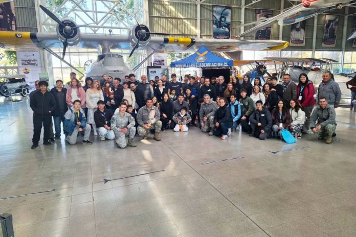 FUERZA AÉREA DE CHILE ACERCA LA AVIACIÓN A LAS NUEVAS GENERACIONES DURANTE VACACIONES DE INVIERNO (1) FUERZA AÉREA DE CHILE ACERCA LA AVIACIÓN A LAS NUEVAS GENERACIONES DURANTE VACACIONES DE INVIERNO