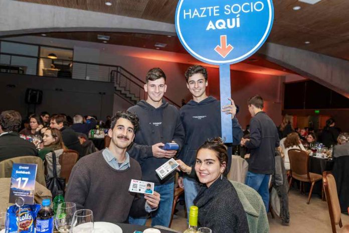 Noche Nocedal: Cuando la educación logra reunir a quienes quieren cambiar el futuro de Chile Noche Nocedal: Cuando la educación logra reunir a quienes quieren cambiar el futuro de Chile