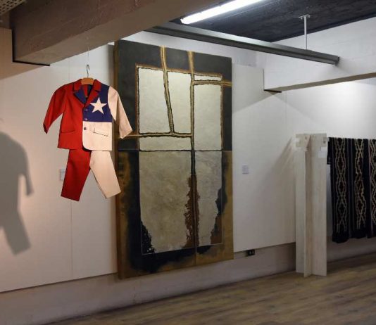 Textiles ancestrales y obras de arte dialogan en nueva exposición en la UTalca