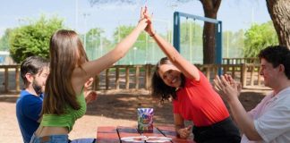 ¿El fin de la sobremesa? Estudios revelan cómo las pantallas están transformando las relaciones familiares