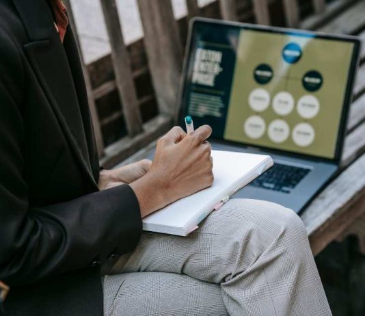 ¿Estudiar una maestría online en España sin salir de casa? Una de estas 200 becas puede ser tuya