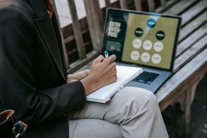 ¿Estudiar una maestría online en España sin salir de casa? Una de estas 200 becas puede ser tuya