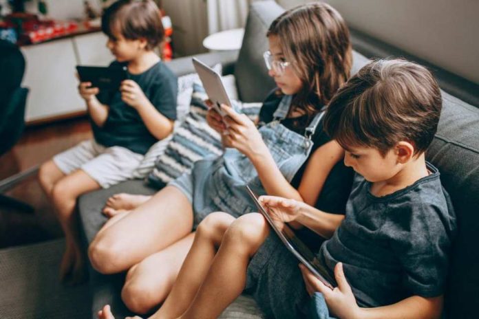 ¿Por qué Chile quiere limitar el acceso de menores de 16 años a las redes sociales?