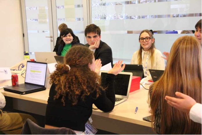 300 estudiantes de 30 colegios de RM debatirán en inglés sobre desafíos globales 300 estudiantes de 30 colegios de RM debatirán en inglés sobre desafíos globales