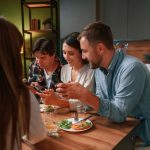Adultos disponibles, el antídoto que no cabe en una app
