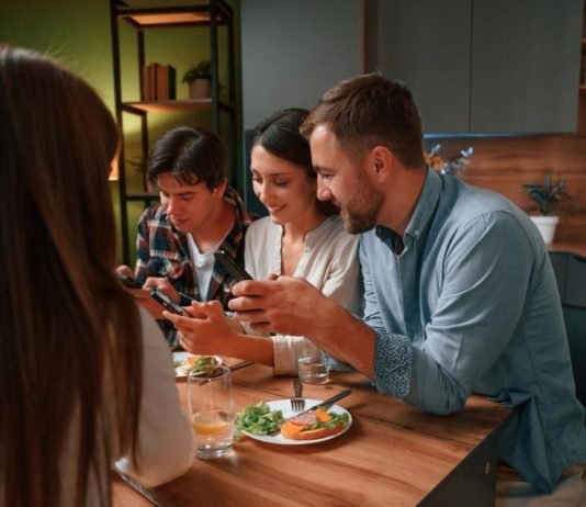 Adultos disponibles, el antídoto que no cabe en una app