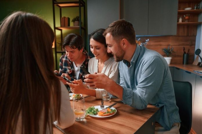 Adultos disponibles, el antídoto que no cabe en una app