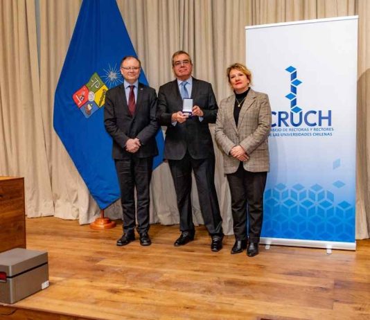 Álvaro Rojas recibe el Reconocimiento CRUCH a la Contribución en Educación Superior 2026 Álvaro Rojas recibe el Reconocimiento CRUCH a la Contribución en Educación Superior 2026