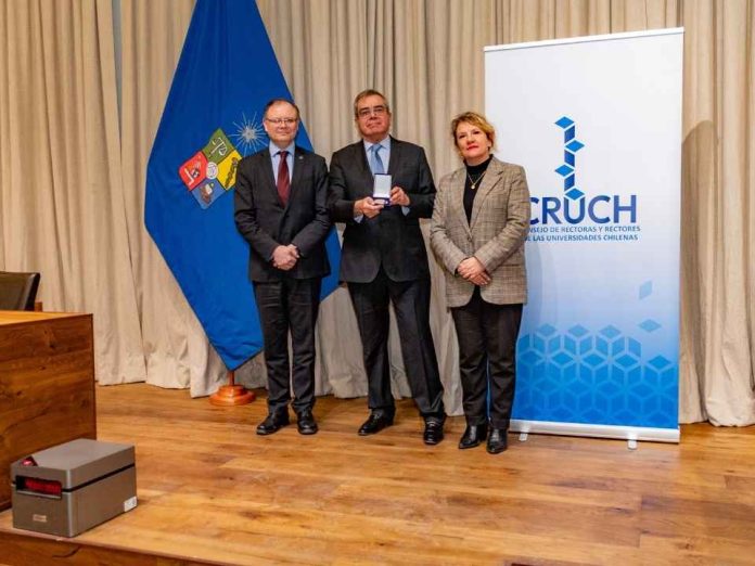 Álvaro Rojas recibe el Reconocimiento CRUCH a la Contribución en Educación Superior 2026