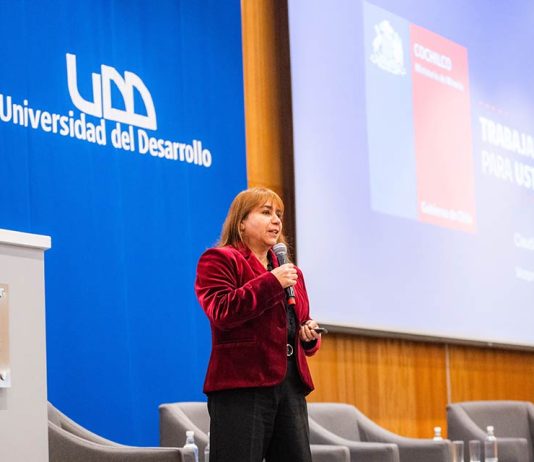 Vicepresidenta ejecutiva de Cochilco destaca que Chile debe aspirar a ser “el Singapur de Latinoamérica” Vicepresidenta ejecutiva de Cochilco destaca que Chile debe aspirar a ser “el Singapur de Latinoamérica”