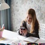 Chile encabeza el ranking OCDE en uso adolescente de redes sociales con más de 45 horas semanales