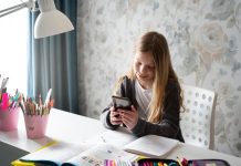 Chile encabeza el ranking OCDE en uso adolescente de redes sociales con más de 45 horas semanales Chile encabeza el ranking OCDE en uso adolescente de redes sociales con más de 45 horas semanales