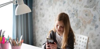 Chile encabeza el ranking OCDE en uso adolescente de redes sociales con más de 45 horas semanales Chile encabeza el ranking OCDE en uso adolescente de redes sociales con más de 45 horas semanales