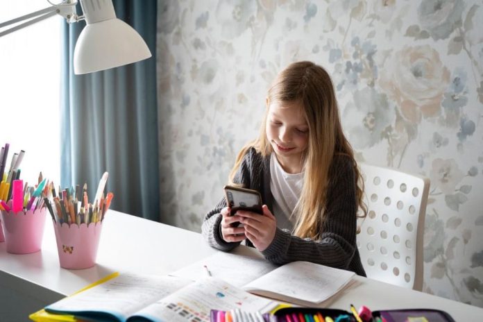 Chile encabeza el ranking OCDE en uso adolescente de redes sociales con más de 45 horas semanales