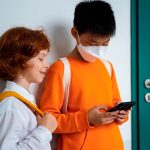 Chile lidera la OCDE en uso de redes sociales entre adolescentes, y la escuela no puede ignorar el ecosistema completo