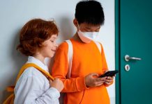 Chile lidera la OCDE en uso de redes sociales entre adolescentes, y la escuela no puede ignorar el ecosistema completo
