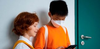 Chile lidera la OCDE en uso de redes sociales entre adolescentes, y la escuela no puede ignorar el ecosistema completo Chile lidera la OCDE en uso de redes sociales entre adolescentes, y la escuela no puede ignorar el ecosistema completo