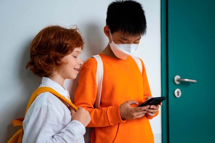 Chile lidera la OCDE en uso de redes sociales entre adolescentes, y la escuela no puede ignorar el ecosistema completo Chile lidera la OCDE en uso de redes sociales entre adolescentes, y la escuela no puede ignorar el ecosistema completo