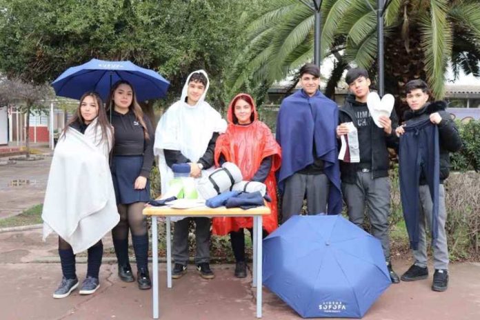 Con kit de lluvia, liceos técnico-profesionales de la Red SOFOFA combaten el ausentismo escolar por mal tiempo y fenómeno de El Niño