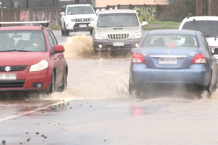 Conducir bajo la lluvia cuáles son los errores más comunes y cómo prevenirlos