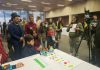 Creatividad al servicio de la niñez: quinto Encuentro de Robótica Educativa reunirá a estudiantes de tres regiones en el Museo Interactivo Mirador Creatividad al servicio de la niñez: quinto Encuentro de Robótica Educativa reunirá a estudiantes de tres regiones en el MIM • La iniciativa–que se realizará el próximo 3 de septiembre– apunta a fortalecer habilidades socioemocionales y competencias en estudiantes. La robótica será el punto de encuentro para que niños, niñas y jóvenes aprendan, creen y desarrollen nuevas herramientas para relacionarse con su entorno. La actividad, organizada por Good Neighbors Chile, se llevará a cabo el próximo 3 de octubre en el Museo Interactivo Mirador como parte de la quinta edición del Encuentro de Robótica Educativa en la que participarán 100 estudiantes de las regiones Metropolitana, Ñuble y Valparaíso. La cita es parte de un programa educativo liderado por la organización fundada en Corea del Sur, que busca acercar la ciencia, la tecnología y la innovación a estudiantes de establecimientos educacionales que presentan altos índices de vulnerabilidad, promoviendo la entrega de competencias y habilidades socioemocionales que inciden en su desarrollo personal. Los estudiantes representan a seis establecimientos de 3 regiones del país, entre ellos, la escuela Juan Wacquez Mourfin y República del Paraguay de Valparaíso, las escuelas Gustavo San Martín y San Vicente Alto de El Carmen en la Región de Ñuble y en la Región Metropolitana el Colegio José Bernardo Suarez y el Liceo Villa Macul Academia. Respecto a la modalidad de formación en la materia, los estudiantes han participado en 12 sesiones en sus establecimientos orientados a acercar los contenidos y herramientas de la robótica para despertar capacidades como la creatividad y la innovación. En estas instancias, se promueve el aprendizaje entre pares mediante la experimentación y la puesta a prueba de sus propios proyectos de LEGO SPIKE–que serán exhibidos en el encuentro– para que fortalezcan no sólo sus habilidades técnicas, sino también su capacidad para resolver problemas de manera colaborativa. “Mejorar la convivencia también comienza por escuchar a niños, niñas y jóvenes. Sus formas de crear, resolver problemas, relacionarse y expresarse nos permiten comprender cómo se sienten y cómo están viviendo en sus distintos entornos, por eso es vital hacerlos parte, abrir oportunidades de crecimiento y fortalecer sus habilidades socioemocionales en iniciativas como las que llevamos en este tipo de talleres en diferentes regiones del país”, sostuvo Pablo Cea, director ejecutivo de Good Neighbors Chile. Experiencia que conecta la creatividad y el desarrollo Pero la experiencia impulsada por Good Neighbors Chile, va más allá. Desde hace más de 15 años desde su arribo al país, la organización ha buscado generar nuevas oportunidades de aprendizaje que impliquen la participación e integración de niños, niñas y jóvenes, comprender sus intereses y entregarles espacios donde puedan expresarse, colaborar y participar activamente. En ese sentido, el Quinto Encuentro de Robótica Educativa busca poner en valor el potencial de la educación como una herramienta para reducir brechas y ampliar las oportunidades de desarrollo, especialmente para estudiantes que enfrentan mayores barreras de acceso a experiencias vinculadas a la ciencia y la tecnología. “La educación es un motor que transforma trayectorias de vida. Creemos que fortalecer las capacidades y abrir espacios para que los niños exploren y puedan es clave para construir mejores personas y ciudadanos a mediano y largo plazo”, agregó Pablo Cea. Para Good Neighbors Chile, iniciativas como esta forman parte de un compromiso más amplio: generar condiciones más equitativas para que niños, niñas y jóvenes puedan descubrir sus capacidades, desarrollar sus talentos y participar activamente en las comunidades de las que forman parte.