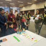 Creatividad al servicio de la niñez: quinto Encuentro de Robótica Educativa reunirá a estudiantes de tres regiones en el Museo Interactivo Mirador Creatividad al servicio de la niñez: quinto Encuentro de Robótica Educativa reunirá a estudiantes de tres regiones en el MIM • La iniciativa–que se realizará el próximo 3 de septiembre– apunta a fortalecer habilidades socioemocionales y competencias en estudiantes. La robótica será el punto de encuentro para que niños, niñas y jóvenes aprendan, creen y desarrollen nuevas herramientas para relacionarse con su entorno. La actividad, organizada por Good Neighbors Chile, se llevará a cabo el próximo 3 de octubre en el Museo Interactivo Mirador como parte de la quinta edición del Encuentro de Robótica Educativa en la que participarán 100 estudiantes de las regiones Metropolitana, Ñuble y Valparaíso. La cita es parte de un programa educativo liderado por la organización fundada en Corea del Sur, que busca acercar la ciencia, la tecnología y la innovación a estudiantes de establecimientos educacionales que presentan altos índices de vulnerabilidad, promoviendo la entrega de competencias y habilidades socioemocionales que inciden en su desarrollo personal. Los estudiantes representan a seis establecimientos de 3 regiones del país, entre ellos, la escuela Juan Wacquez Mourfin y República del Paraguay de Valparaíso, las escuelas Gustavo San Martín y San Vicente Alto de El Carmen en la Región de Ñuble y en la Región Metropolitana el Colegio José Bernardo Suarez y el Liceo Villa Macul Academia. Respecto a la modalidad de formación en la materia, los estudiantes han participado en 12 sesiones en sus establecimientos orientados a acercar los contenidos y herramientas de la robótica para despertar capacidades como la creatividad y la innovación. En estas instancias, se promueve el aprendizaje entre pares mediante la experimentación y la puesta a prueba de sus propios proyectos de LEGO SPIKE–que serán exhibidos en el encuentro– para que fortalezcan no sólo sus habilidades técnicas, sino también su capacidad para resolver problemas de manera colaborativa. “Mejorar la convivencia también comienza por escuchar a niños, niñas y jóvenes. Sus formas de crear, resolver problemas, relacionarse y expresarse nos permiten comprender cómo se sienten y cómo están viviendo en sus distintos entornos, por eso es vital hacerlos parte, abrir oportunidades de crecimiento y fortalecer sus habilidades socioemocionales en iniciativas como las que llevamos en este tipo de talleres en diferentes regiones del país”, sostuvo Pablo Cea, director ejecutivo de Good Neighbors Chile. Experiencia que conecta la creatividad y el desarrollo Pero la experiencia impulsada por Good Neighbors Chile, va más allá. Desde hace más de 15 años desde su arribo al país, la organización ha buscado generar nuevas oportunidades de aprendizaje que impliquen la participación e integración de niños, niñas y jóvenes, comprender sus intereses y entregarles espacios donde puedan expresarse, colaborar y participar activamente. En ese sentido, el Quinto Encuentro de Robótica Educativa busca poner en valor el potencial de la educación como una herramienta para reducir brechas y ampliar las oportunidades de desarrollo, especialmente para estudiantes que enfrentan mayores barreras de acceso a experiencias vinculadas a la ciencia y la tecnología. “La educación es un motor que transforma trayectorias de vida. Creemos que fortalecer las capacidades y abrir espacios para que los niños exploren y puedan es clave para construir mejores personas y ciudadanos a mediano y largo plazo”, agregó Pablo Cea. Para Good Neighbors Chile, iniciativas como esta forman parte de un compromiso más amplio: generar condiciones más equitativas para que niños, niñas y jóvenes puedan descubrir sus capacidades, desarrollar sus talentos y participar activamente en las comunidades de las que forman parte.
