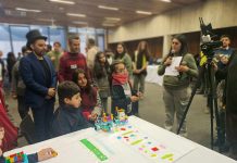 Creatividad al servicio de la niñez: quinto Encuentro de Robótica Educativa reunirá a estudiantes de tres regiones en el Museo Interactivo Mirador Creatividad al servicio de la niñez: quinto Encuentro de Robótica Educativa reunirá a estudiantes de tres regiones en el MIM • La iniciativa–que se realizará el próximo 3 de septiembre– apunta a fortalecer habilidades socioemocionales y competencias en estudiantes. La robótica será el punto de encuentro para que niños, niñas y jóvenes aprendan, creen y desarrollen nuevas herramientas para relacionarse con su entorno. La actividad, organizada por Good Neighbors Chile, se llevará a cabo el próximo 3 de octubre en el Museo Interactivo Mirador como parte de la quinta edición del Encuentro de Robótica Educativa en la que participarán 100 estudiantes de las regiones Metropolitana, Ñuble y Valparaíso. La cita es parte de un programa educativo liderado por la organización fundada en Corea del Sur, que busca acercar la ciencia, la tecnología y la innovación a estudiantes de establecimientos educacionales que presentan altos índices de vulnerabilidad, promoviendo la entrega de competencias y habilidades socioemocionales que inciden en su desarrollo personal. Los estudiantes representan a seis establecimientos de 3 regiones del país, entre ellos, la escuela Juan Wacquez Mourfin y República del Paraguay de Valparaíso, las escuelas Gustavo San Martín y San Vicente Alto de El Carmen en la Región de Ñuble y en la Región Metropolitana el Colegio José Bernardo Suarez y el Liceo Villa Macul Academia. Respecto a la modalidad de formación en la materia, los estudiantes han participado en 12 sesiones en sus establecimientos orientados a acercar los contenidos y herramientas de la robótica para despertar capacidades como la creatividad y la innovación. En estas instancias, se promueve el aprendizaje entre pares mediante la experimentación y la puesta a prueba de sus propios proyectos de LEGO SPIKE–que serán exhibidos en el encuentro– para que fortalezcan no sólo sus habilidades técnicas, sino también su capacidad para resolver problemas de manera colaborativa. “Mejorar la convivencia también comienza por escuchar a niños, niñas y jóvenes. Sus formas de crear, resolver problemas, relacionarse y expresarse nos permiten comprender cómo se sienten y cómo están viviendo en sus distintos entornos, por eso es vital hacerlos parte, abrir oportunidades de crecimiento y fortalecer sus habilidades socioemocionales en iniciativas como las que llevamos en este tipo de talleres en diferentes regiones del país”, sostuvo Pablo Cea, director ejecutivo de Good Neighbors Chile. Experiencia que conecta la creatividad y el desarrollo Pero la experiencia impulsada por Good Neighbors Chile, va más allá. Desde hace más de 15 años desde su arribo al país, la organización ha buscado generar nuevas oportunidades de aprendizaje que impliquen la participación e integración de niños, niñas y jóvenes, comprender sus intereses y entregarles espacios donde puedan expresarse, colaborar y participar activamente. En ese sentido, el Quinto Encuentro de Robótica Educativa busca poner en valor el potencial de la educación como una herramienta para reducir brechas y ampliar las oportunidades de desarrollo, especialmente para estudiantes que enfrentan mayores barreras de acceso a experiencias vinculadas a la ciencia y la tecnología. “La educación es un motor que transforma trayectorias de vida. Creemos que fortalecer las capacidades y abrir espacios para que los niños exploren y puedan es clave para construir mejores personas y ciudadanos a mediano y largo plazo”, agregó Pablo Cea. Para Good Neighbors Chile, iniciativas como esta forman parte de un compromiso más amplio: generar condiciones más equitativas para que niños, niñas y jóvenes puedan descubrir sus capacidades, desarrollar sus talentos y participar activamente en las comunidades de las que forman parte.