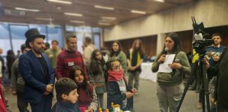 Creatividad al servicio de la niñez: quinto Encuentro de Robótica Educativa reunirá a estudiantes de tres regiones en el Museo Interactivo Mirador Creatividad al servicio de la niñez: quinto Encuentro de Robótica Educativa reunirá a estudiantes de tres regiones en el MIM • La iniciativa–que se realizará el próximo 3 de septiembre– apunta a fortalecer habilidades socioemocionales y competencias en estudiantes. La robótica será el punto de encuentro para que niños, niñas y jóvenes aprendan, creen y desarrollen nuevas herramientas para relacionarse con su entorno. La actividad, organizada por Good Neighbors Chile, se llevará a cabo el próximo 3 de octubre en el Museo Interactivo Mirador como parte de la quinta edición del Encuentro de Robótica Educativa en la que participarán 100 estudiantes de las regiones Metropolitana, Ñuble y Valparaíso. La cita es parte de un programa educativo liderado por la organización fundada en Corea del Sur, que busca acercar la ciencia, la tecnología y la innovación a estudiantes de establecimientos educacionales que presentan altos índices de vulnerabilidad, promoviendo la entrega de competencias y habilidades socioemocionales que inciden en su desarrollo personal. Los estudiantes representan a seis establecimientos de 3 regiones del país, entre ellos, la escuela Juan Wacquez Mourfin y República del Paraguay de Valparaíso, las escuelas Gustavo San Martín y San Vicente Alto de El Carmen en la Región de Ñuble y en la Región Metropolitana el Colegio José Bernardo Suarez y el Liceo Villa Macul Academia. Respecto a la modalidad de formación en la materia, los estudiantes han participado en 12 sesiones en sus establecimientos orientados a acercar los contenidos y herramientas de la robótica para despertar capacidades como la creatividad y la innovación. En estas instancias, se promueve el aprendizaje entre pares mediante la experimentación y la puesta a prueba de sus propios proyectos de LEGO SPIKE–que serán exhibidos en el encuentro– para que fortalezcan no sólo sus habilidades técnicas, sino también su capacidad para resolver problemas de manera colaborativa. “Mejorar la convivencia también comienza por escuchar a niños, niñas y jóvenes. Sus formas de crear, resolver problemas, relacionarse y expresarse nos permiten comprender cómo se sienten y cómo están viviendo en sus distintos entornos, por eso es vital hacerlos parte, abrir oportunidades de crecimiento y fortalecer sus habilidades socioemocionales en iniciativas como las que llevamos en este tipo de talleres en diferentes regiones del país”, sostuvo Pablo Cea, director ejecutivo de Good Neighbors Chile. Experiencia que conecta la creatividad y el desarrollo Pero la experiencia impulsada por Good Neighbors Chile, va más allá. Desde hace más de 15 años desde su arribo al país, la organización ha buscado generar nuevas oportunidades de aprendizaje que impliquen la participación e integración de niños, niñas y jóvenes, comprender sus intereses y entregarles espacios donde puedan expresarse, colaborar y participar activamente. En ese sentido, el Quinto Encuentro de Robótica Educativa busca poner en valor el potencial de la educación como una herramienta para reducir brechas y ampliar las oportunidades de desarrollo, especialmente para estudiantes que enfrentan mayores barreras de acceso a experiencias vinculadas a la ciencia y la tecnología. “La educación es un motor que transforma trayectorias de vida. Creemos que fortalecer las capacidades y abrir espacios para que los niños exploren y puedan es clave para construir mejores personas y ciudadanos a mediano y largo plazo”, agregó Pablo Cea. Para Good Neighbors Chile, iniciativas como esta forman parte de un compromiso más amplio: generar condiciones más equitativas para que niños, niñas y jóvenes puedan descubrir sus capacidades, desarrollar sus talentos y participar activamente en las comunidades de las que forman parte.