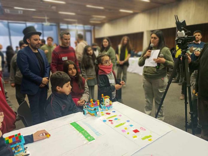 Creatividad al servicio de la niñez: quinto Encuentro de Robótica Educativa reunirá a estudiantes de tres regiones en el MIM • La iniciativa–que se realizará el próximo 3 de septiembre– apunta a fortalecer habilidades socioemocionales y competencias en estudiantes. La robótica será el punto de encuentro para que niños, niñas y jóvenes aprendan, creen y desarrollen nuevas herramientas para relacionarse con su entorno. La actividad, organizada por Good Neighbors Chile, se llevará a cabo el próximo 3 de octubre en el Museo Interactivo Mirador como parte de la quinta edición del Encuentro de Robótica Educativa en la que participarán 100 estudiantes de las regiones Metropolitana, Ñuble y Valparaíso. La cita es parte de un programa educativo liderado por la organización fundada en Corea del Sur, que busca acercar la ciencia, la tecnología y la innovación a estudiantes de establecimientos educacionales que presentan altos índices de vulnerabilidad, promoviendo la entrega de competencias y habilidades socioemocionales que inciden en su desarrollo personal. Los estudiantes representan a seis establecimientos de 3 regiones del país, entre ellos, la escuela Juan Wacquez Mourfin y República del Paraguay de Valparaíso, las escuelas Gustavo San Martín y San Vicente Alto de El Carmen en la Región de Ñuble y en la Región Metropolitana el Colegio José Bernardo Suarez y el Liceo Villa Macul Academia. Respecto a la modalidad de formación en la materia, los estudiantes han participado en 12 sesiones en sus establecimientos orientados a acercar los contenidos y herramientas de la robótica para despertar capacidades como la creatividad y la innovación. En estas instancias, se promueve el aprendizaje entre pares mediante la experimentación y la puesta a prueba de sus propios proyectos de LEGO SPIKE–que serán exhibidos en el encuentro– para que fortalezcan no sólo sus habilidades técnicas, sino también su capacidad para resolver problemas de manera colaborativa. “Mejorar la convivencia también comienza por escuchar a niños, niñas y jóvenes. Sus formas de crear, resolver problemas, relacionarse y expresarse nos permiten comprender cómo se sienten y cómo están viviendo en sus distintos entornos, por eso es vital hacerlos parte, abrir oportunidades de crecimiento y fortalecer sus habilidades socioemocionales en iniciativas como las que llevamos en este tipo de talleres en diferentes regiones del país”, sostuvo Pablo Cea, director ejecutivo de Good Neighbors Chile. Experiencia que conecta la creatividad y el desarrollo Pero la experiencia impulsada por Good Neighbors Chile, va más allá. Desde hace más de 15 años desde su arribo al país, la organización ha buscado generar nuevas oportunidades de aprendizaje que impliquen la participación e integración de niños, niñas y jóvenes, comprender sus intereses y entregarles espacios donde puedan expresarse, colaborar y participar activamente. En ese sentido, el Quinto Encuentro de Robótica Educativa busca poner en valor el potencial de la educación como una herramienta para reducir brechas y ampliar las oportunidades de desarrollo, especialmente para estudiantes que enfrentan mayores barreras de acceso a experiencias vinculadas a la ciencia y la tecnología. “La educación es un motor que transforma trayectorias de vida. Creemos que fortalecer las capacidades y abrir espacios para que los niños exploren y puedan es clave para construir mejores personas y ciudadanos a mediano y largo plazo”, agregó Pablo Cea. Para Good Neighbors Chile, iniciativas como esta forman parte de un compromiso más amplio: generar condiciones más equitativas para que niños, niñas y jóvenes puedan descubrir sus capacidades, desarrollar sus talentos y participar activamente en las comunidades de las que forman parte. Creatividad al servicio de la niñez: quinto Encuentro de Robótica Educativa reunirá a estudiantes de tres regiones en el MIM • La iniciativa–que se realizará el próximo 3 de septiembre– apunta a fortalecer habilidades socioemocionales y competencias en estudiantes. La robótica será el punto de encuentro para que niños, niñas y jóvenes aprendan, creen y desarrollen nuevas herramientas para relacionarse con su entorno. La actividad, organizada por Good Neighbors Chile, se llevará a cabo el próximo 3 de octubre en el Museo Interactivo Mirador como parte de la quinta edición del Encuentro de Robótica Educativa en la que participarán 100 estudiantes de las regiones Metropolitana, Ñuble y Valparaíso. La cita es parte de un programa educativo liderado por la organización fundada en Corea del Sur, que busca acercar la ciencia, la tecnología y la innovación a estudiantes de establecimientos educacionales que presentan altos índices de vulnerabilidad, promoviendo la entrega de competencias y habilidades socioemocionales que inciden en su desarrollo personal. Los estudiantes representan a seis establecimientos de 3 regiones del país, entre ellos, la escuela Juan Wacquez Mourfin y República del Paraguay de Valparaíso, las escuelas Gustavo San Martín y San Vicente Alto de El Carmen en la Región de Ñuble y en la Región Metropolitana el Colegio José Bernardo Suarez y el Liceo Villa Macul Academia. Respecto a la modalidad de formación en la materia, los estudiantes han participado en 12 sesiones en sus establecimientos orientados a acercar los contenidos y herramientas de la robótica para despertar capacidades como la creatividad y la innovación. En estas instancias, se promueve el aprendizaje entre pares mediante la experimentación y la puesta a prueba de sus propios proyectos de LEGO SPIKE–que serán exhibidos en el encuentro– para que fortalezcan no sólo sus habilidades técnicas, sino también su capacidad para resolver problemas de manera colaborativa. “Mejorar la convivencia también comienza por escuchar a niños, niñas y jóvenes. Sus formas de crear, resolver problemas, relacionarse y expresarse nos permiten comprender cómo se sienten y cómo están viviendo en sus distintos entornos, por eso es vital hacerlos parte, abrir oportunidades de crecimiento y fortalecer sus habilidades socioemocionales en iniciativas como las que llevamos en este tipo de talleres en diferentes regiones del país”, sostuvo Pablo Cea, director ejecutivo de Good Neighbors Chile. Experiencia que conecta la creatividad y el desarrollo Pero la experiencia impulsada por Good Neighbors Chile, va más allá. Desde hace más de 15 años desde su arribo al país, la organización ha buscado generar nuevas oportunidades de aprendizaje que impliquen la participación e integración de niños, niñas y jóvenes, comprender sus intereses y entregarles espacios donde puedan expresarse, colaborar y participar activamente. En ese sentido, el Quinto Encuentro de Robótica Educativa busca poner en valor el potencial de la educación como una herramienta para reducir brechas y ampliar las oportunidades de desarrollo, especialmente para estudiantes que enfrentan mayores barreras de acceso a experiencias vinculadas a la ciencia y la tecnología. “La educación es un motor que transforma trayectorias de vida. Creemos que fortalecer las capacidades y abrir espacios para que los niños exploren y puedan es clave para construir mejores personas y ciudadanos a mediano y largo plazo”, agregó Pablo Cea. Para Good Neighbors Chile, iniciativas como esta forman parte de un compromiso más amplio: generar condiciones más equitativas para que niños, niñas y jóvenes puedan descubrir sus capacidades, desarrollar sus talentos y participar activamente en las comunidades de las que forman parte.