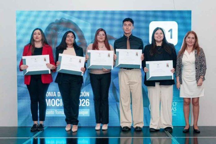 Cerca de mil egresados de Santo Tomás Iquique obtuvieron sus títulos técnicos y profesionales Cerca de mil egresados de Santo Tomás Iquique obtuvieron sus títulos técnicos y profesionales