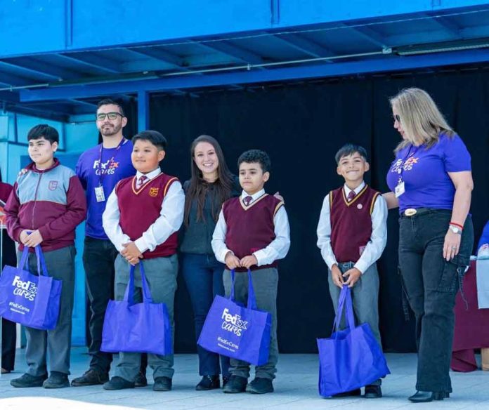 Estudiantes de Antofagasta reciben por primera vez donaciones del programa Operation Warm que FedEx lleva adelante junto a Desafío Levantemos Chile Estudiantes de Antofagasta reciben por primera vez donaciones del programa Operation Warm que FedEx lleva adelante junto a Desafío Levantemos Chile