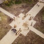 Estudiantes de Arquitectura UDD instalan en el Parque del Recuerdo asientos hechos de troncos recogidos de lagos del sur de Chile Estudiantes de Arquitectura UDD instalan en el Parque del Recuerdo asientos hechos de troncos recogidos de lagos del sur de Chile