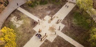 Estudiantes de Arquitectura UDD instalan en el Parque del Recuerdo asientos hechos de troncos recogidos de lagos del sur de Chile Estudiantes de Arquitectura UDD instalan en el Parque del Recuerdo asientos hechos de troncos recogidos de lagos del sur de Chile
