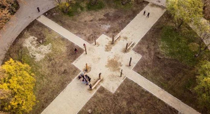 Estudiantes de Arquitectura UDD instalan en el Parque del Recuerdo asientos hechos de troncos recogidos de lagos del sur de Chile